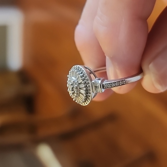 14kt white gold 1/2 carot total weight. Diamond cluster ring . - Picture 4 of 4